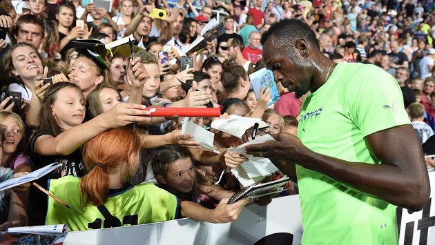 Usain Bolt se při Zlaté tretře podepisuje fanouškům. Usain Bolt se při Zlaté tretře podepisuje fanouškům.