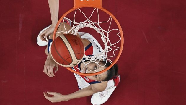 Americká basketbalistka Diana Taurasiová sleduje míč. Americká basketbalistka Diana Taurasiová sleduje míč.