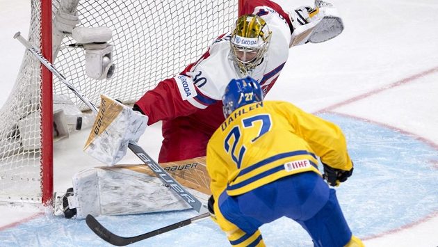 Švédský útočník Jonathan Dahlén překonává českého brankáře Daniela Vladaře v zápase MS hráčů do 20 let. Švédský útočník Jonathan Dahlén překonává českého brankáře Daniela Vladaře v zápase MS hráčů do 20 let.