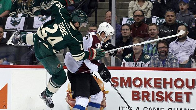 Útočník Minnesoty Matt Cooke (vlevo) v souboji s obráncem Colorada Nickem Holdenem. Útočník Minnesoty Matt Cooke (vlevo) v souboji s obráncem Colorada Nickem Holdenem.