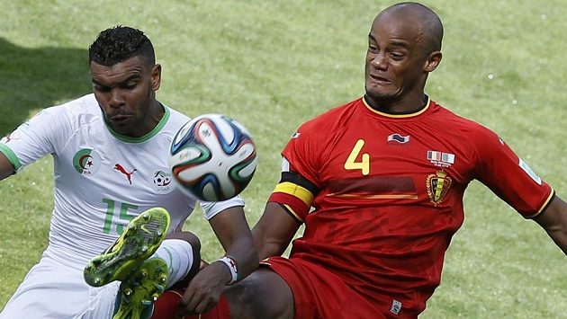 Belgický kapitán Vincent Kompany (vpravo) brání útočníka Alžírska Arbího Hilála Súdáního. Belgický kapitán Vincent Kompany (vpravo) brání útočníka Alžírska Arbího Hilála Súdáního.