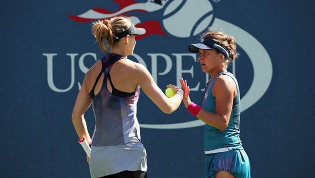 České tenistky Lucie Šafářová (vlevo) a Barbora Strýcová na US Open. Do finále ale postoupily jejich krajanky. České tenistky Lucie Šafářová (vlevo) a Barbora Strýcová na US Open. Do finále ale postoupily jejich krajanky.