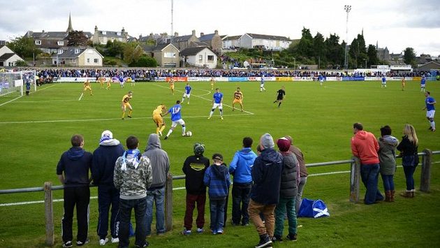 Tohle je současná realita Glasgow Rangers. Evropské arény vyměnili za regionální stadiónky. Plány do budoucna jsou však velomi ambiciózní. Tohle je současná realita Glasgow Rangers. Evropské arény vyměnili za regionální stadiónky. Plány do budoucna jsou však velomi ambiciózní.