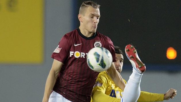 Zleva Ondřej Švejdík ze Sparty a Aidin Mahmutovič z Teplic. Zleva Ondřej Švejdík ze Sparty a Aidin Mahmutovič z Teplic.
