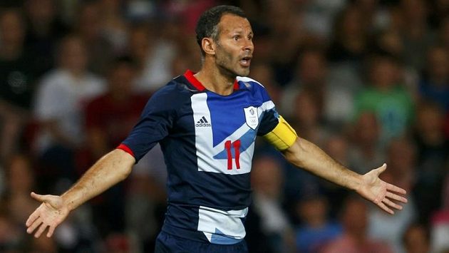 Ryan Giggs diskutuje s rozhodčím v utkání olympijského turnaje proti Senegalu Ryan Giggs diskutuje s rozhodčím v utkání olympijského turnaje proti Senegalu
