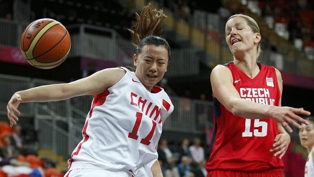 Česká basketbalistka Eva Vítečková (vpravo) během zápasu s Čínou. Česká basketbalistka Eva Vítečková (vpravo) během zápasu s Čínou.