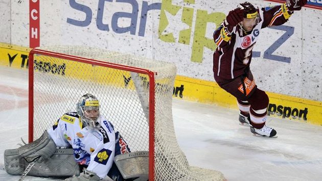 Sparťan Petr Ton se raduje z gólu v samostatných nájezdech, který vstřelil brankáři Komety Sasu Hovimu a rozhodl. Sparťan Petr Ton se raduje z gólu v samostatných nájezdech, který vstřelil brankáři Komety Sasu Hovimu a rozhodl.