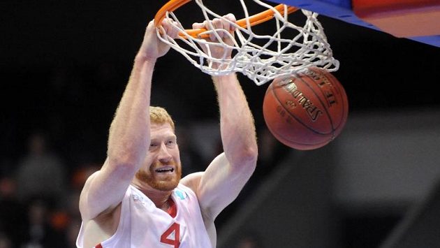 Drew Naymick z Nymburka smečuje v utkání proti Valencii Drew Naymick z Nymburka smečuje v utkání proti Valencii