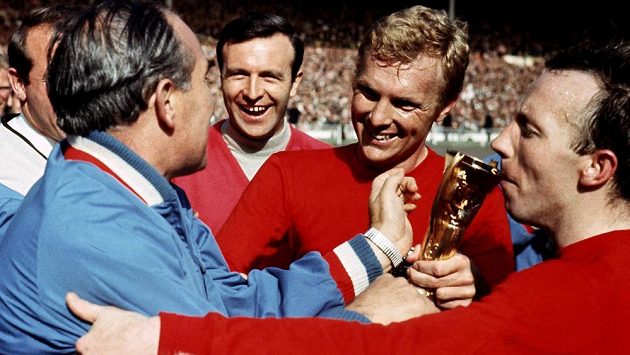 Manažer anglické reprezentace Alf Ramsey (vlevo) blahopřeje svým svěřencům k titulu mistrů světa v roce 1966. Jimmy Armfield je druhý zleva, vedle něho kapitán týmu Bobby Moore a Nobby Stiles (vpravo). Manažer anglické reprezentace Alf Ramsey (vlevo) blahopřeje svým svěřencům k titulu mistrů světa v roce 1966. Jimmy Armfield je druhý zleva, vedle něho kapitán týmu Bobby Moore a Nobby Stiles (vpravo).