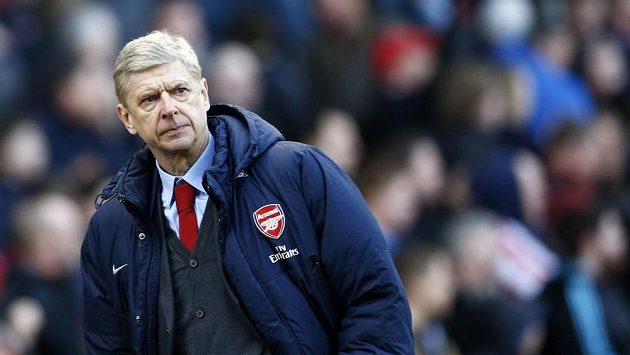 Zachmuřený trenér Arsenalu Arséne Wenger Zachmuřený trenér Arsenalu Arséne Wenger