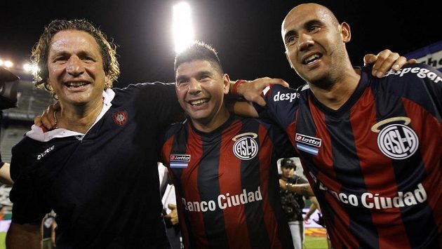 Argentinský tým San Lorenzo slaví mistrovský titul. Vlevo kouč Juan Antonio Pizzi a fotbalisté Nestor Ortigoza (uprostřed) a Juan Mercier. Argentinský tým San Lorenzo slaví mistrovský titul. Vlevo kouč Juan Antonio Pizzi a fotbalisté Nestor Ortigoza (uprostřed) a Juan Mercier.
