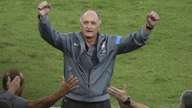 Euforie. Trenér Brazílie Luiz Felipe Scolari se raduje z výhry v Konfederačním poháru FIFA. Euforie. Trenér Brazílie Luiz Felipe Scolari se raduje z výhry v Konfederačním poháru FIFA.