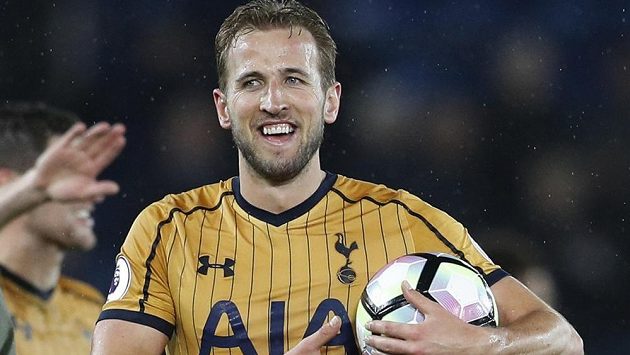 Byl to jeho zápas! Útočník Tottenhamu Harry Kane čtyřmi góly pomohl svému týmu k vysoké výhře 6:1 na hřišti úřadujícího mistra z Leicesteru. Byl to jeho zápas! Útočník Tottenhamu Harry Kane čtyřmi góly pomohl svému týmu k vysoké výhře 6:1 na hřišti úřadujícího mistra z Leicesteru.