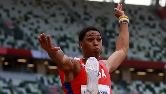Kubánský dálkař Juan Miguel Echevarría během závodu dálkařů na olympijských hrách v Tokiu. Kubánský dálkař Juan Miguel Echevarría během závodu dálkařů na olympijských hrách v Tokiu.