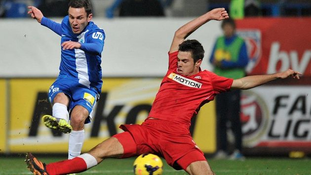 Liberecký záložník Serhij Rybalka (vlevo) a obránce Zbrojovky Petr Buchta. Liberecký záložník Serhij Rybalka (vlevo) a obránce Zbrojovky Petr Buchta.