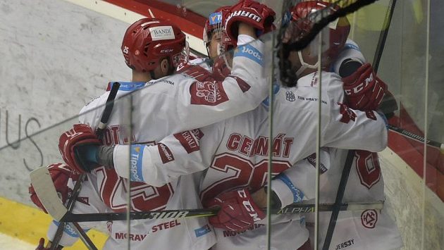 Třinečtí hokejistů se radují z prvního gólu, který vstřelil do vítkovické branky Martin Adamský. Třinečtí hokejistů se radují z prvního gólu, který vstřelil do vítkovické branky Martin Adamský.