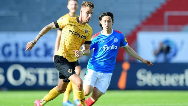 Fotbalista Ondřej Petrák (vlevo) v dresu Drážďan v utkání S Kielem. Fotbalista Ondřej Petrák (vlevo) v dresu Drážďan v utkání S Kielem.