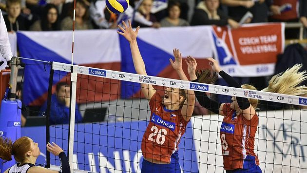 Zleva Salla Karhuová z Finska a Češky Gabriela Orvošová a Barbora Purchartová během kvalifikace o ME ve volejbalu. Zleva Salla Karhuová z Finska a Češky Gabriela Orvošová a Barbora Purchartová během kvalifikace o ME ve volejbalu.