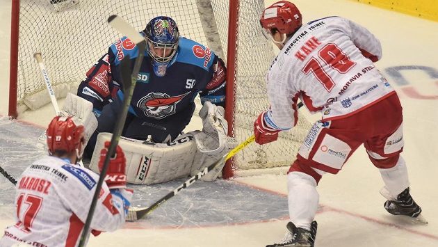 Rostislav Marosz (vlevo) a Cory Kane z Třince před chomutovským brankářem Jánem Lacem. Rostislav Marosz (vlevo) a Cory Kane z Třince před chomutovským brankářem Jánem Lacem.