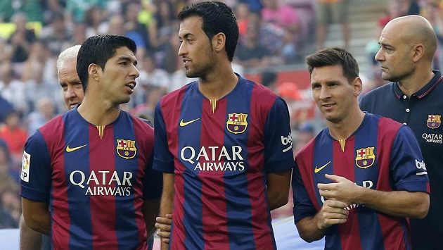 Zleva největší letní posila Barcelony Luis Suárez a záložník Sergio Busquets s argentinskou hvězdou Lionelem Messim. Další noví hráči na Camp Nou minimálně rok nezamíří. Zleva největší letní posila Barcelony Luis Suárez a záložník Sergio Busquets s argentinskou hvězdou Lionelem Messim. Další noví hráči na Camp Nou minimálně rok nezamíří.