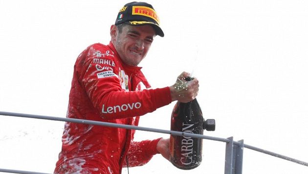 Charles Leclerc oslavuje vítězství. Charles Leclerc oslavuje vítězství.