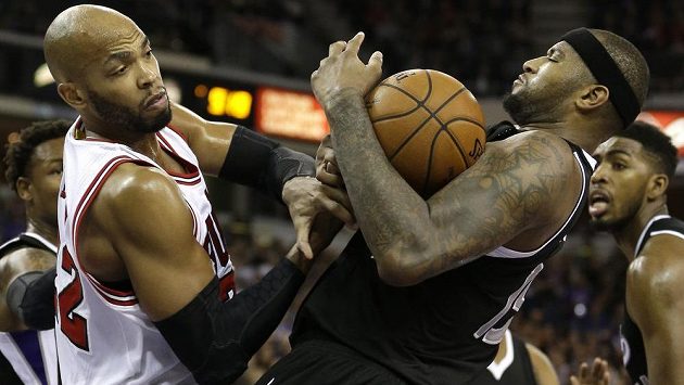 Basketbalista Sacramenta DeMarcus Cousins (vpravo) v souboji o míč s Tajem Gibsonem z Chicaga. Basketbalista Sacramenta DeMarcus Cousins (vpravo) v souboji o míč s Tajem Gibsonem z Chicaga.