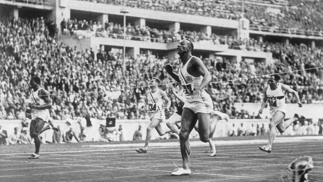 Jesse Owens právě vítězí v běhu na 100 metrů na olympiádě v Berlíně. Jesse Owens právě vítězí v běhu na 100 metrů na olympiádě v Berlíně.