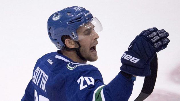 Vancouverský Brandon Sutter (20) poté, co rozhodl utkání s Carolinou. Vancouverský Brandon Sutter (20) poté, co rozhodl utkání s Carolinou.