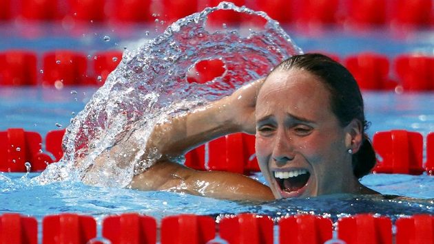 Dánka Rikke Möller Pedersenová se v bazénu raduje poté, co překonala světový rekord na 200 m prsa. Dánka Rikke Möller Pedersenová se v bazénu raduje poté, co překonala světový rekord na 200 m prsa.
