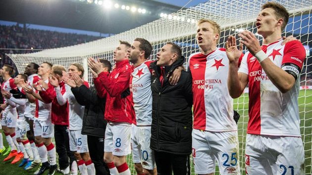 Fotbalisté Slavie děkují fanouškům po vítězství nad Plzní. Fotbalisté Slavie děkují fanouškům po vítězství nad Plzní.