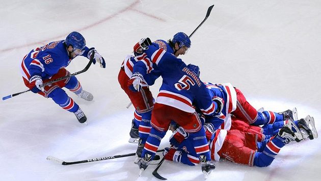 Hagelinův gól v prodloužení strhl na ledě Madison Square Garden bouři. Hagelinův gól v prodloužení strhl na ledě Madison Square Garden bouři.