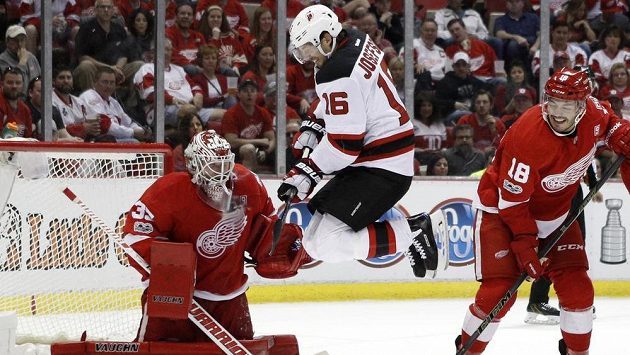 Brankář Jimmy Howard (35) z Detroitu a nadskakující Jacob Josefson (16) z New Jersey. Brankář Jimmy Howard (35) z Detroitu a nadskakující Jacob Josefson (16) z New Jersey.