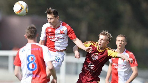 Slávistický zadák Jan Bořil odvrací ve výskoku míč před Tomášem Bergerem z Dukly. Slávistický zadák Jan Bořil odvrací ve výskoku míč před Tomášem Bergerem z Dukly.
