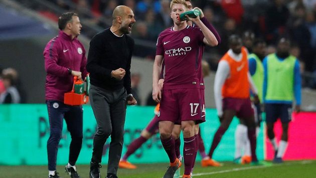 Manchester City udělal výhrou nad Tottenhamem 3:1 další krok k triumfu v Premier League. Hodně to prožíval manažer Pep Guardiola (vlevo). Manchester City udělal výhrou nad Tottenhamem 3:1 další krok k triumfu v Premier League. Hodně to prožíval manažer Pep Guardiola (vlevo).