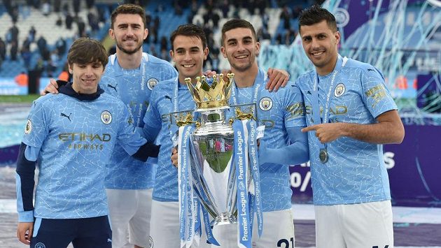 Eric García (třetí zleva) se spoluhráči z Manchesteru City s trofejí pro vítěze Premier League. Eric García (třetí zleva) se spoluhráči z Manchesteru City s trofejí pro vítěze Premier League.