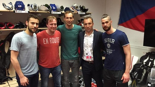 Petr Čech v obležení hokejových gólmanů. Zleva Ondřej Pavelec, Martin Prusek, Milan Hnilička a Alexander Salák. Petr Čech v obležení hokejových gólmanů. Zleva Ondřej Pavelec, Martin Prusek, Milan Hnilička a Alexander Salák.
