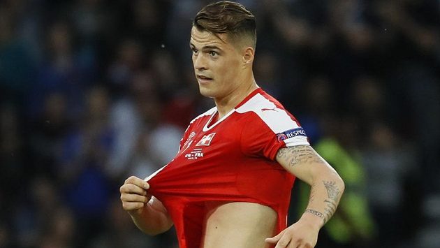 Švýcar Granit Xhaka s roztrženým dresem v utkání s Francií. Švýcar Granit Xhaka s roztrženým dresem v utkání s Francií.