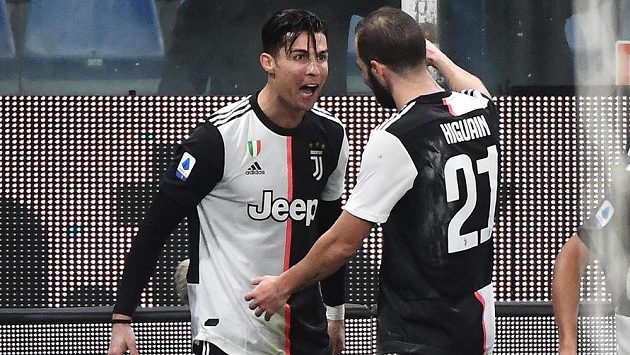 Fotbalisté Juventusu Cristiano Ronaldo (vlevo) a Gonzalo Higuain se radují z branky proti Sampdorii. Fotbalisté Juventusu Cristiano Ronaldo (vlevo) a Gonzalo Higuain se radují z branky proti Sampdorii.