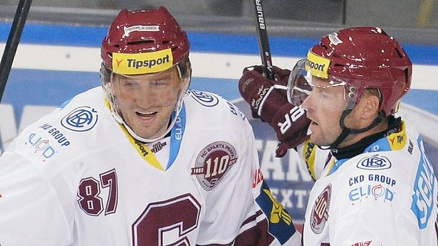 Sparťan Petr Ton (vlevo) se spolu s Jaroslavem Hlinkou raduje z gólu. Sparťan Petr Ton (vlevo) se spolu s Jaroslavem Hlinkou raduje z gólu.