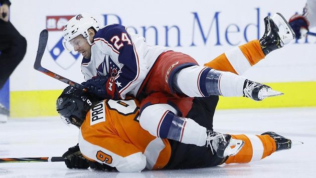 Centr Columbusu Blue Jackets Nathan Gerbe, leží na hráči Philadelphie Ivanu Provorovovi. Centr Columbusu Blue Jackets Nathan Gerbe, leží na hráči Philadelphie Ivanu Provorovovi.