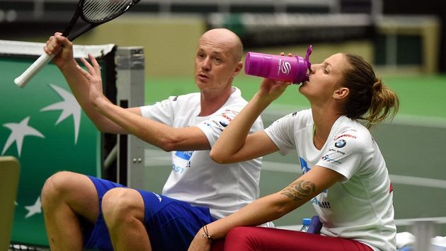 ČEská reprezentantka Karolína Plíšková a nehrající kapitán fedcupového týmu Petr Pála před duelem se Španělskem. ČEská reprezentantka Karolína Plíšková a nehrající kapitán fedcupového týmu Petr Pála před duelem se Španělskem.