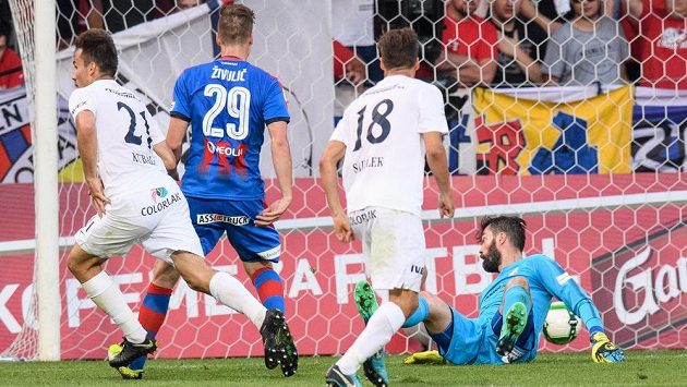 Brankář Plzně Matúš Kozáčik inkasuje gól od Filipa Kubaly ze Slovácka (vlevo), přihlíží jeho spoluhráč Lukáš Sadílek. Brankář Plzně Matúš Kozáčik inkasuje gól od Filipa Kubaly ze Slovácka (vlevo), přihlíží jeho spoluhráč Lukáš Sadílek.