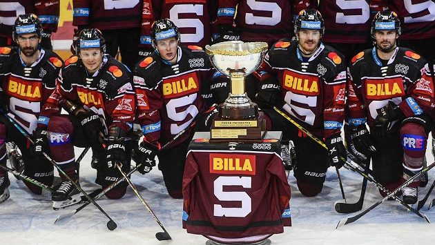 Hráči Sparty se fotografují s Prezidentským pohárem pro vítěze základní části extraligy. Hráči Sparty se fotografují s Prezidentským pohárem pro vítěze základní části extraligy.