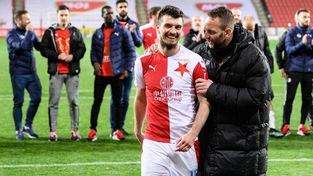 Ondřej Kúdela ze Slavie a brankář Přemysl Kovář během oslavy zisku mistrovského titulu po utkání s Plzní. Ondřej Kúdela ze Slavie a brankář Přemysl Kovář během oslavy zisku mistrovského titulu po utkání s Plzní.