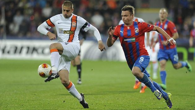 Stanislav Tecl z Plzně (vpravo) a Jaroslav Rakickyj z Šachtaru v utkání Evropské ligy. Stanislav Tecl z Plzně (vpravo) a Jaroslav Rakickyj z Šachtaru v utkání Evropské ligy.