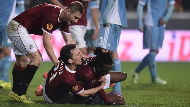 Fotbalisté Sparty (zleva) Jakub Brabec, David Lafata a Costa oslavují třetí gól v utkání se Slovanem Bratislava. Fotbalisté Sparty (zleva) Jakub Brabec, David Lafata a Costa oslavují třetí gól v utkání se Slovanem Bratislava.