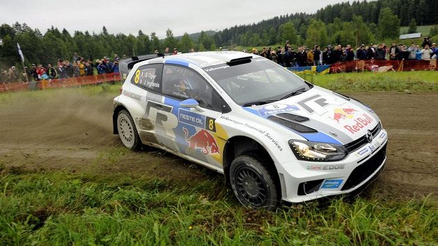 Francouz Sébastien Ogier s Volkswagenem Polo během Finské rallye, kterou vyhrál. Francouz Sébastien Ogier s Volkswagenem Polo během Finské rallye, kterou vyhrál.