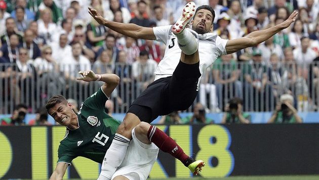 Mexičan Hector Moreno (vlevo) v souboji se Samim Khedirou z Německa. Mexičan Hector Moreno (vlevo) v souboji se Samim Khedirou z Německa.
