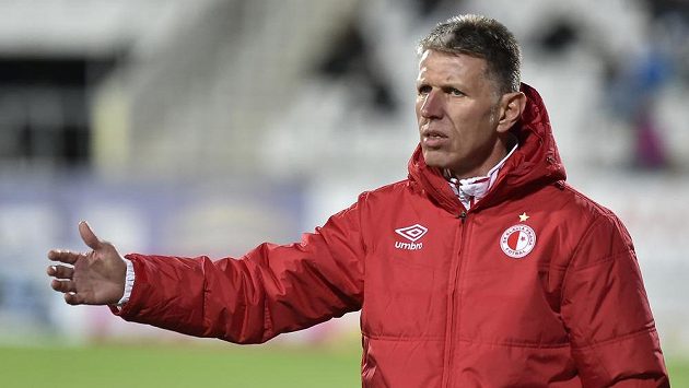 Trenér Slavie Jaroslav Šilhavý během pohárového duelu v Jihlavě. Trenér Slavie Jaroslav Šilhavý během pohárového duelu v Jihlavě.