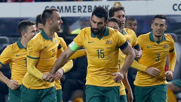 Australan Mile Jedinak (uprostřed) slaví se spoluhráči gól, který vstřelil v přípravném utkání Německu. Australan Mile Jedinak (uprostřed) slaví se spoluhráči gól, který vstřelil v přípravném utkání Německu.